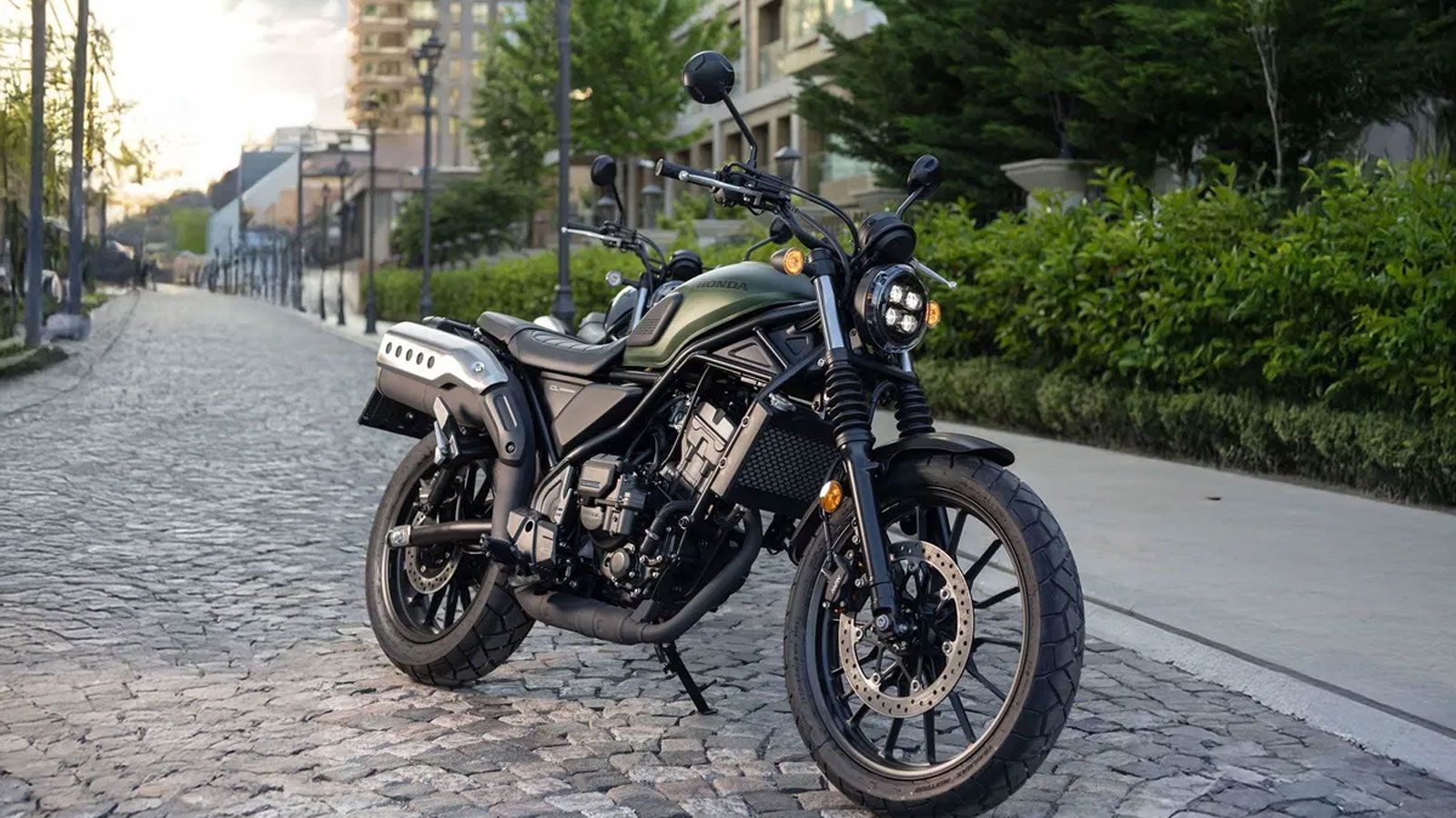 Το E-Clutch είναι μια ενδιάμεση τεχνολογία μεταξύ του κλασικού και του πλήρως αυτόματου κιβωτίου. Ο αναβάτης δεν χρειάζεται να αγγίξει τον λεβιέ συμπλ