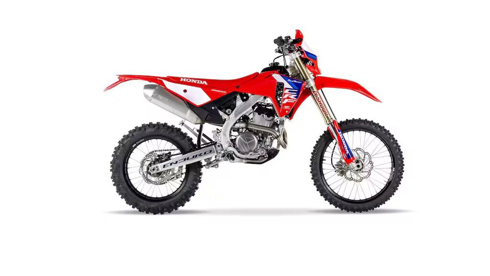 Τα νέα CRF ακολουθούν τα βήματα των εργοστασιακών μοτοσυκλετών που ξεχώρισαν στο Six Days Enduro, με λεπτομέρειες σχεδιασμένες για χρήση σε αγωνιστικέ