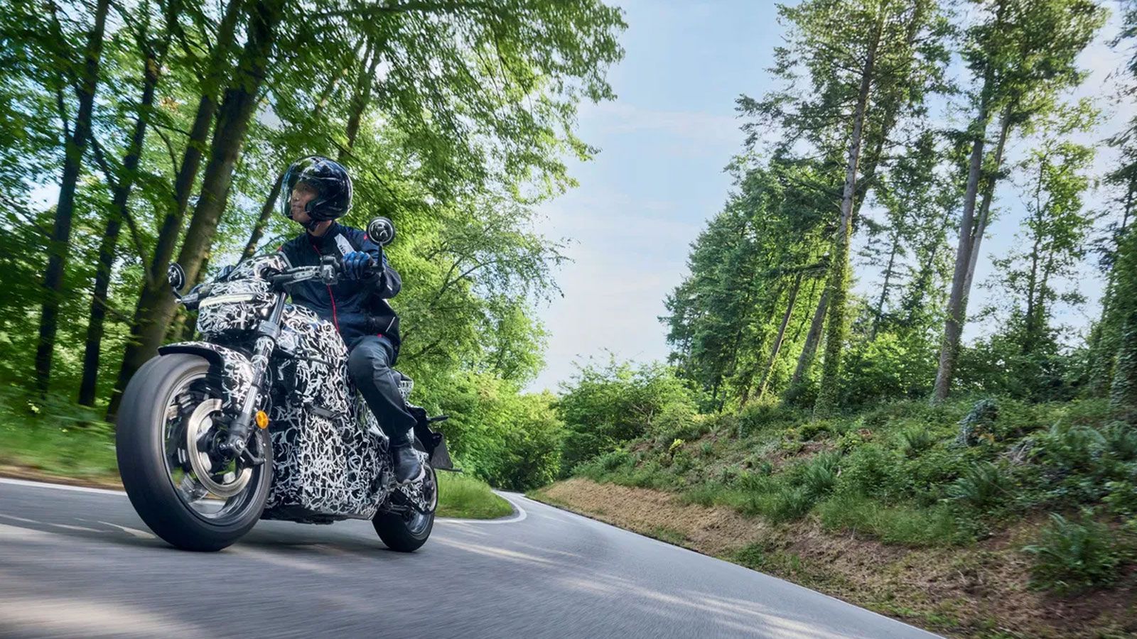 Οι νέες εικόνες δείχνουν ένα μοντέλο που παραμένει κοντά σε ό,τι είδαμε στην EICMA: Το μονόμπρατσο ψαλίδι, ο λεπτός LED προβολέας και οι κομψές γραμμέ