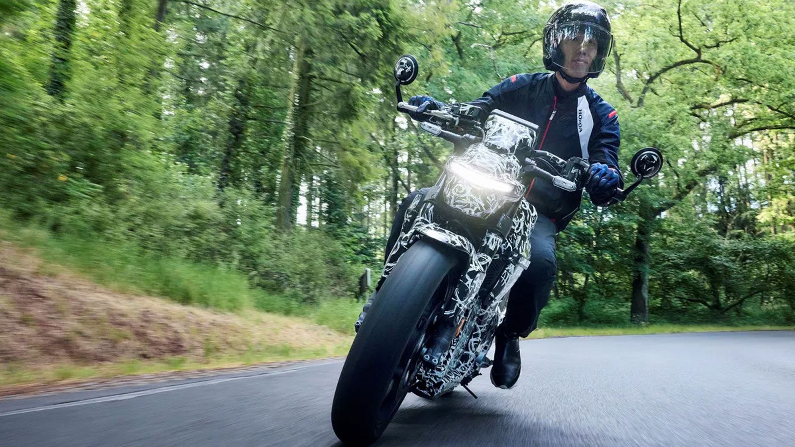 Honda EV Fun Concept: Καμουφλαρισμένη σε δοκιμές – μοιάζει με ότι είδαμε στην EICMA

Η Honda συνεχίζει το παιχνίδι του teasing, αποκαλύπτοντας