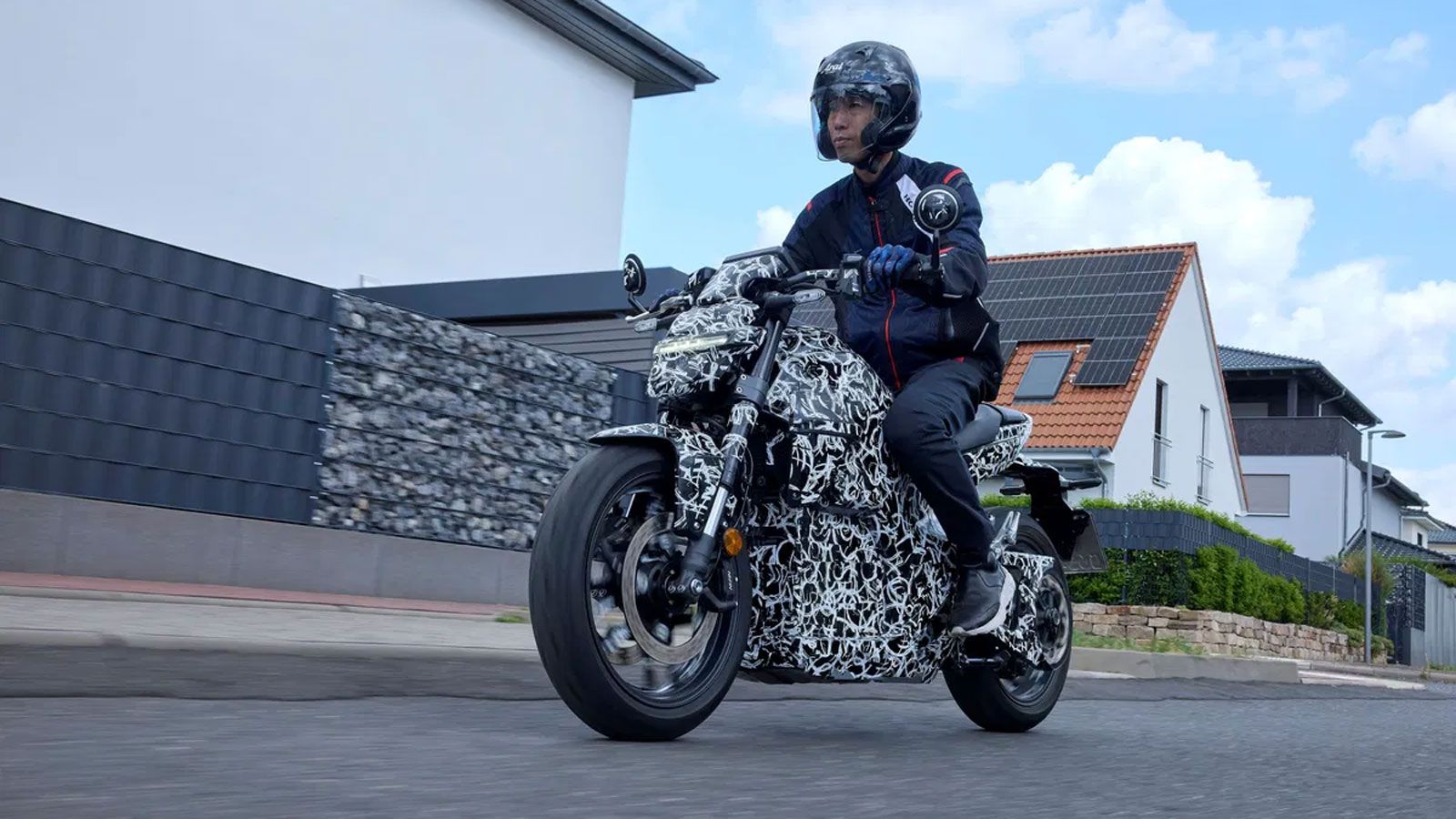 Παρά τις αποκαλύψεις, πολλά παραμένουν άγνωστα. Η Honda μιλά για «μεσαίου μεγέθους γυμνό ισοδύναμο», χωρίς όμως να ξεκαθαρίζει αν μιλάμε για επίπεδα ι