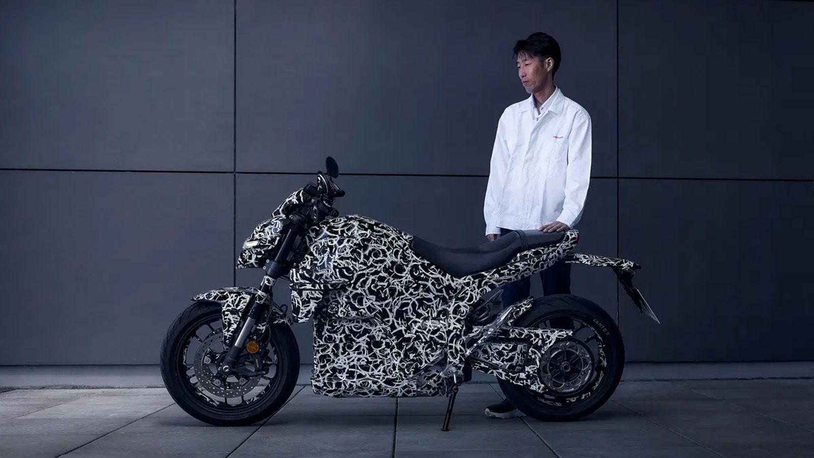 Η Honda φαίνεται να ακολουθεί το «βιβλίο οδηγιών» του Africa Twin: μακροχρόνιο teasing, σταδιακές πληροφορίες και κορύφωση στην EICMA του Νοεμβρίου, ό