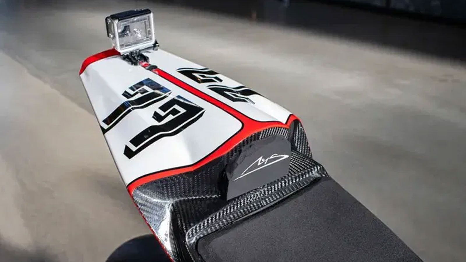 Η Fireblade δεν ήταν το μοναδικό κομμάτι της δημοπρασίας με υπογραφή Schumacher. Ανάμεσα στα αντικείμενα που δημοπρατήθηκαν βρέθηκαν και μπότες Alpine