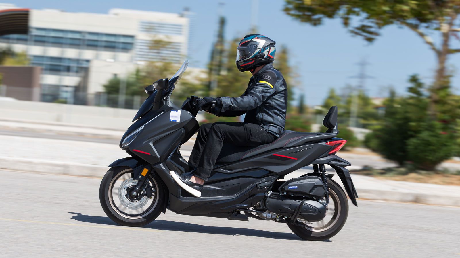 Σήμερα, ο «Βενιαμίν» - Forza 125 εκπροσωπεί την «μικρότερη» αλλά όχι λιγότερο σημαντική πρόταση της Honda.