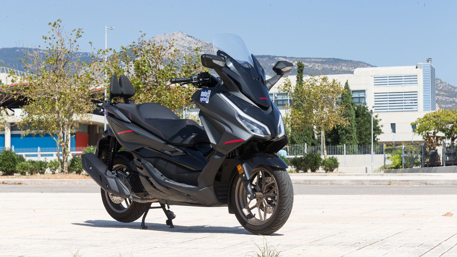 Με το που δεις και ανέβεις στο Forza 125 δεν θα σου περάσει από το μυαλό πως πρόκειται για ένα 125άρη καθώς είναι επιβλητικό, με δυναμικές, αιχμηρές κ