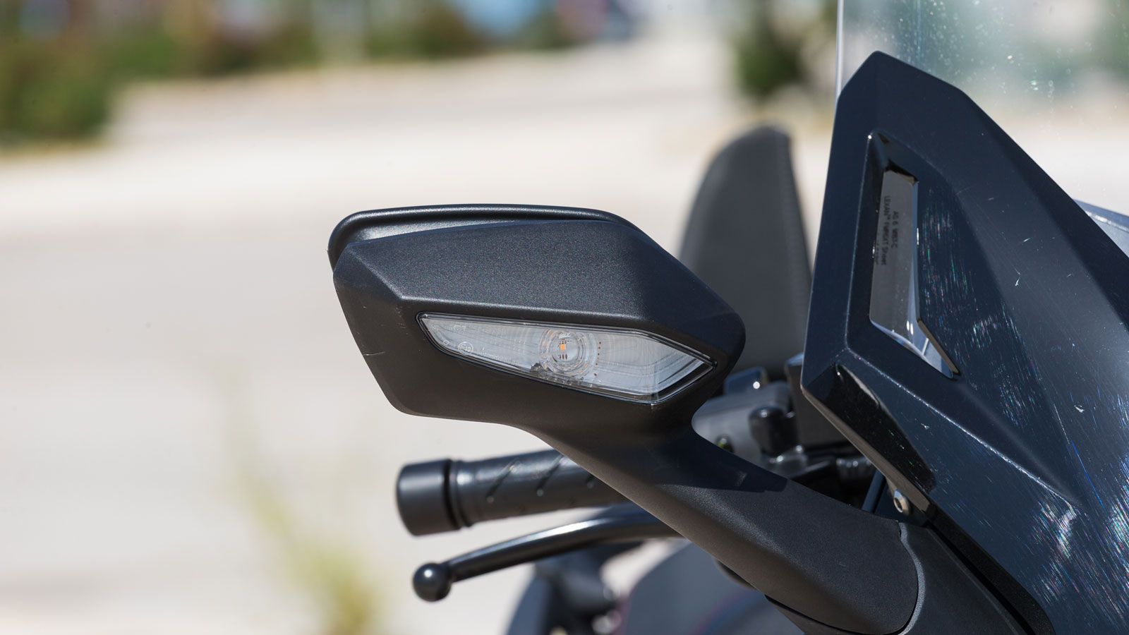 Το μπροστινό μέρος ολοκληρώνεται με τα φλας που είναι μέρος των καθρεπτών. 