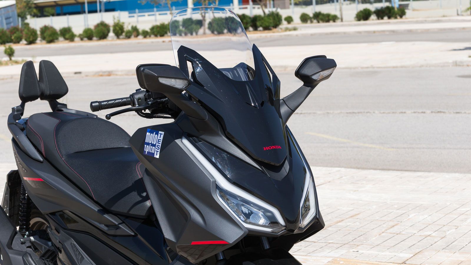 Aμα μπορούσε να συνομιλήσει, θα σου έλεγε «όταν μεγαλώσω θέλω να γίνω το Forza 750», καθώς δανείζεται πολλά κοινά στοιχεία στο φέρινγκ, με τους προβολ