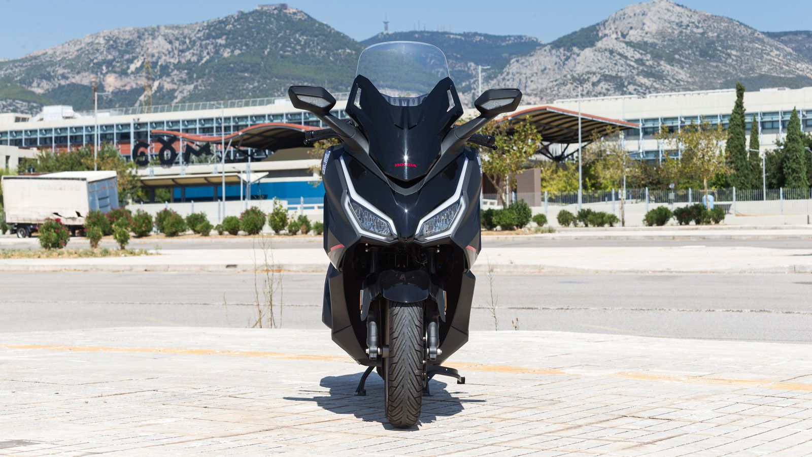  Εντυπωσιάζει με την συναρμογή του, τα ποιοτικά, υψηλού επιπέδου υλικά κατασκευής του, το φινίρισμα, τα μπουτόν στο τιμόνι, οι ραφές στη σέλα, όλα φων