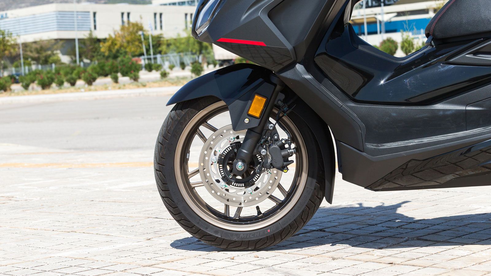 Στις αναρτήσεις μπροστά φέρει ένα συμβατικό τηλεσκοπικό πιρούνι 33 χιλιοστών και πίσω δύο ρυθμιζόμενα ως προς την προφόρτιση αμορτισέρ, τα οποία συνερ