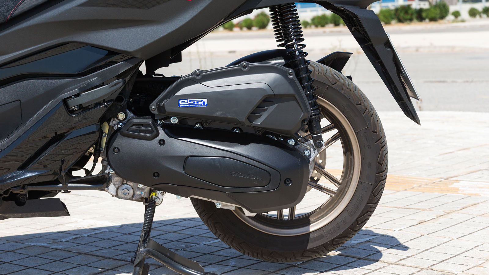 Στον κινητήρα, δεν υπάρχουν αλλαγές, πέραν της εναρμόνισης του με τις προδιαγραφές Euro 5+. Για τα πρακτικά, το Forza 125 «παίρνει ζωή» από τον τετραβ