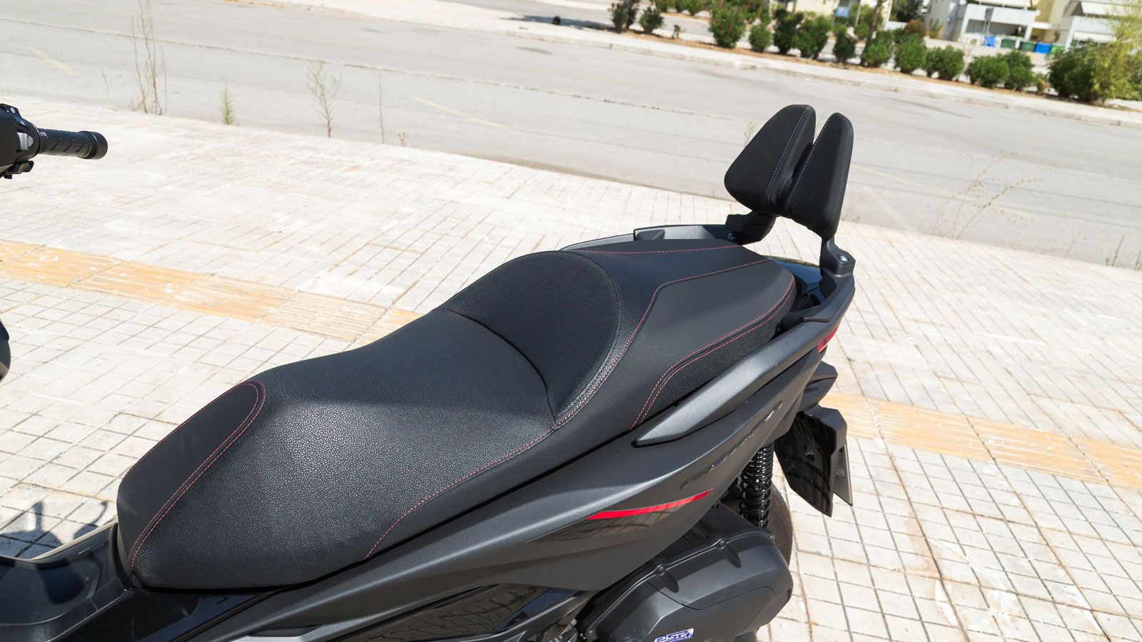 Η σέλα του είναι φαρδιά με πλούσιο αφρώδες, χωρίζεται σε δύο επίπεδα και θα σε κρατήσει ξεκούραστο ακόμη και μετά από πολύωρη οδήγηση. 