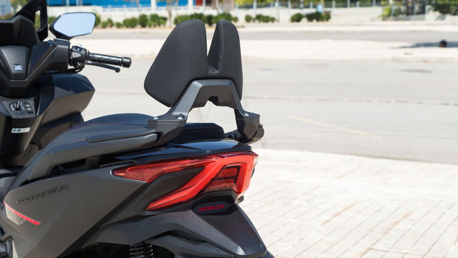 Στο πίσω μέρος ακολουθεί την ίδια λογική με το LED φανάρι να ταιριάζει απόλυτα με τα υπόλοιπα μέρη του scooter. 