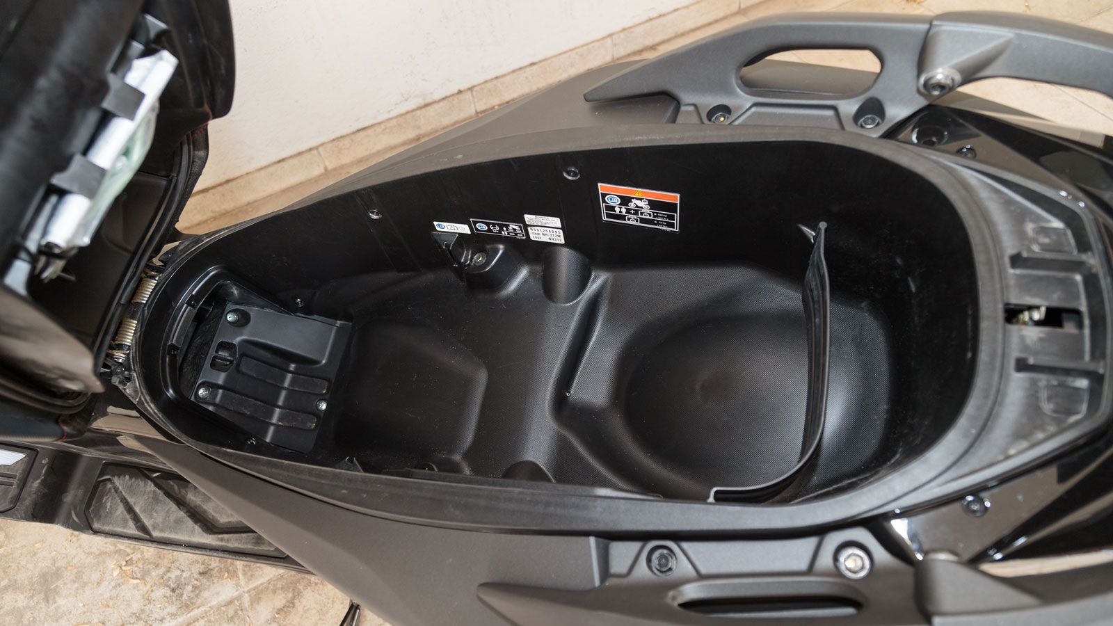  Ο χώρος κάτω από τη σέλα είναι γενναιόδωρος, βάσει των μετρήσεων μας, ανέρχεται στα 45,5 λίτρα και μπορεί να φιλοξενήσει με άνεση δύο full face κράνη