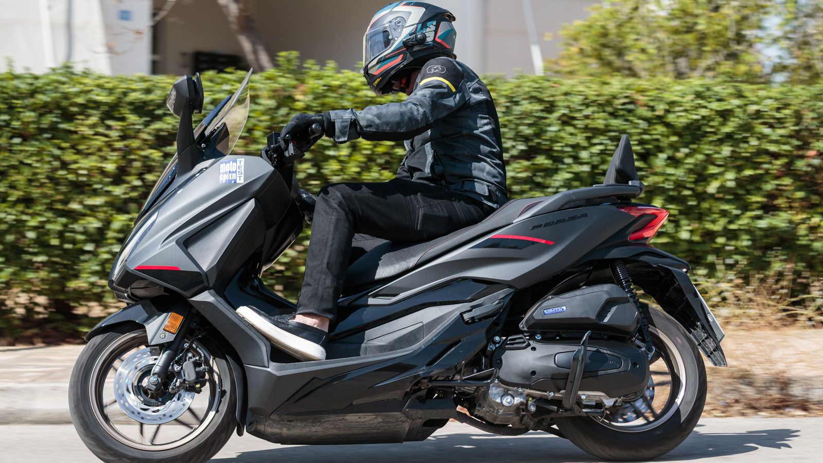 Η κύλιση του είναι υπέροχη, η θέση οδήγησης αρχοντική – ξεκούραστη και η γωνία των γονάτων σου δεν αφήνει χώρο για παράπονα και γκρίνιες, ενώ κα