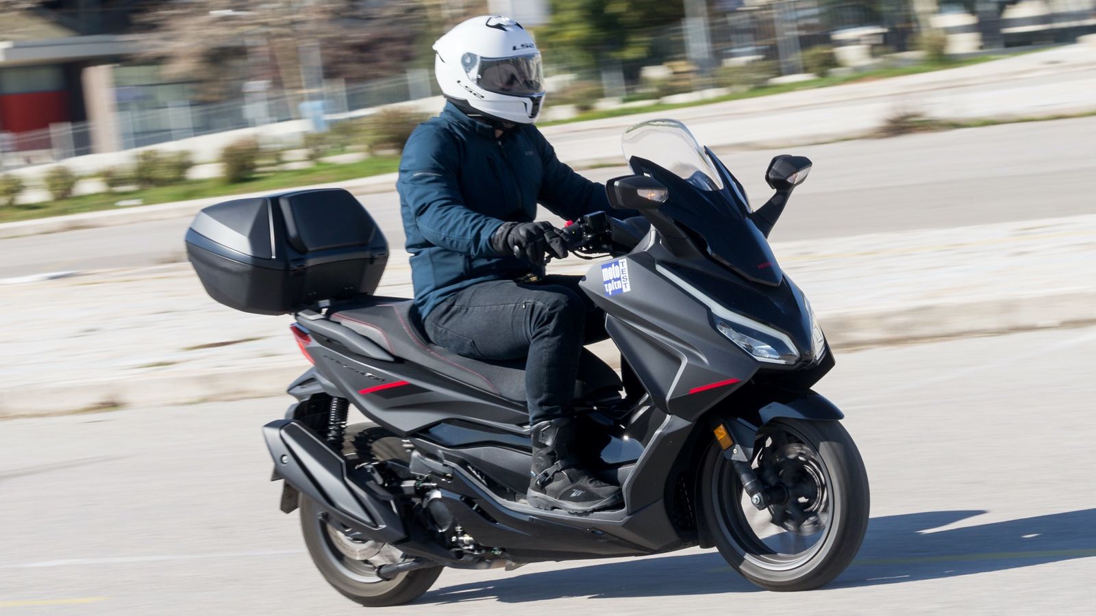 Ο κορμός του αναβάτη παραμένει όρθιος σε φυσική θέση την ώρα που οι μεγάλες πλατφόρμες αφήνουν μπόλικο χώρο για να τοποθετήσεις τα πόδια σου στο σημεί