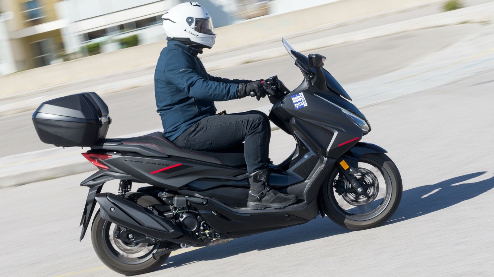 Μετατρέπεται εύκολα από αστικό commuter σε ταξιδιωτικό χιλιομετροφάγο.