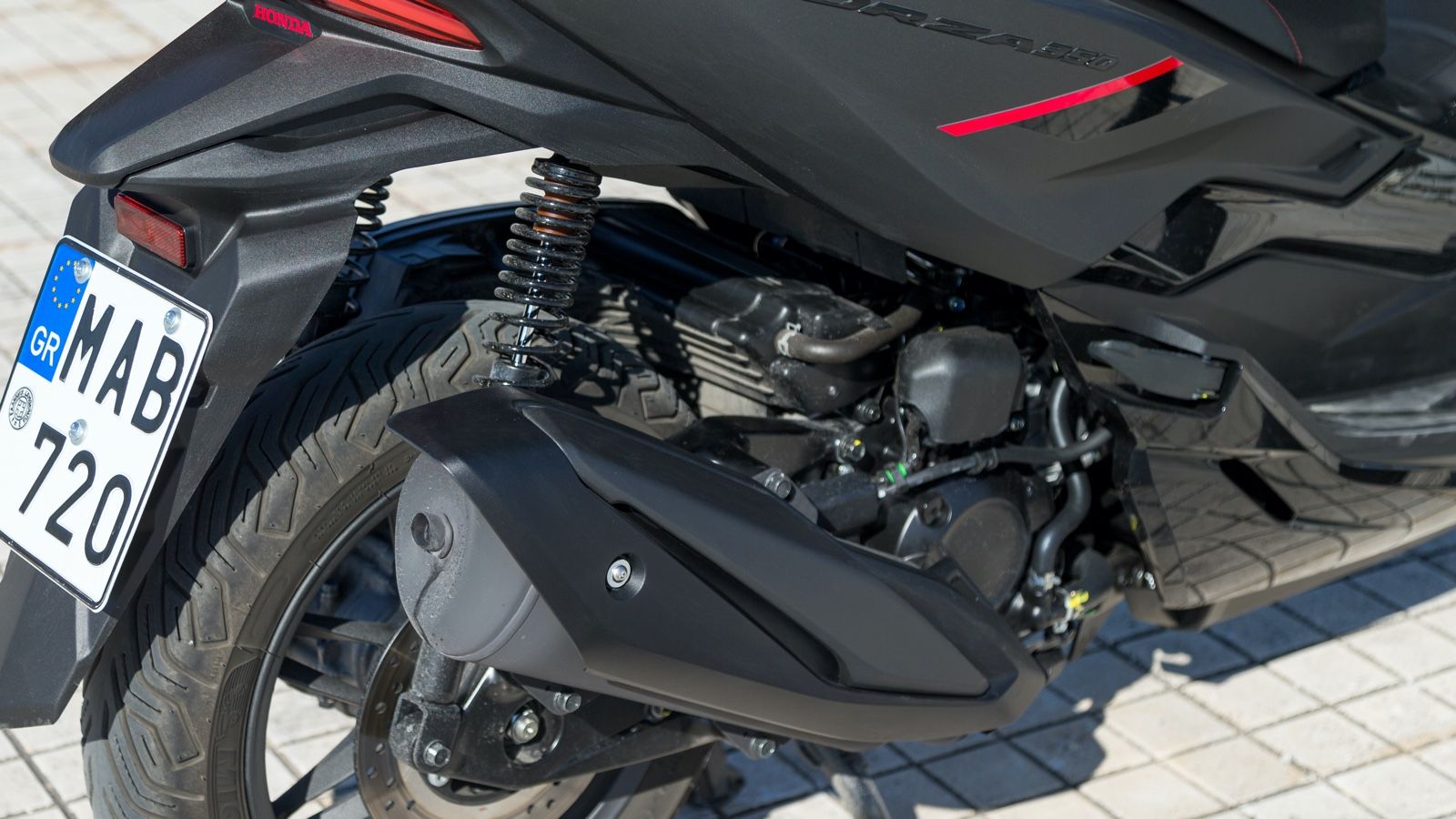 Διπλά αμορτισέρ και δίσκος 240 χιλιοστών.