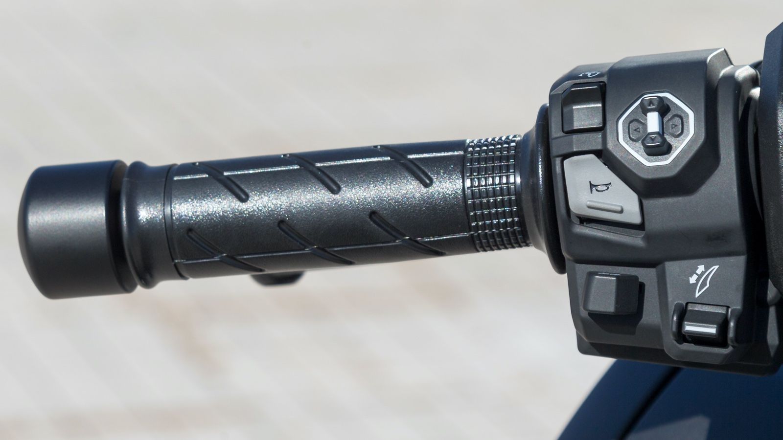 Διακρίνεται ο φωτιζόμενος διακόπτης τεσσάρων κατευθύνσεων για τον έλεγχο της νέας οθόνης και ο διακόπτης μετακίνησης της ηλεκτρικής ζελατίνας.