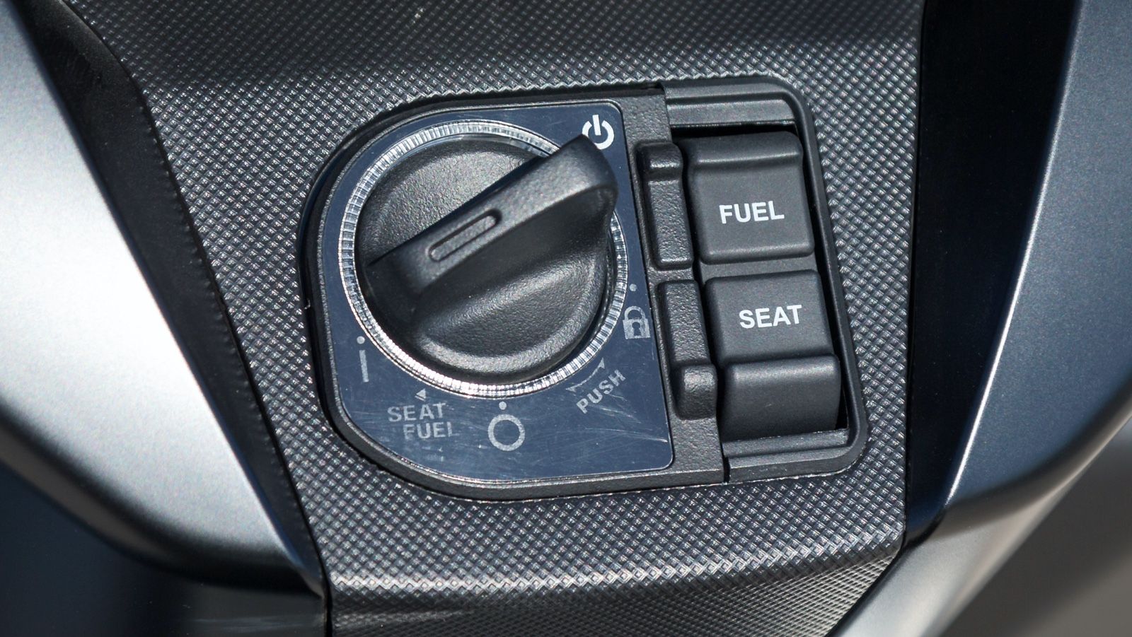 Σύστημα keyless για ενεργοποίηση κινητήρα, άνοιγμα σέλας και τάπας ρεζερβουάρ και άνοιγμα Top Box.