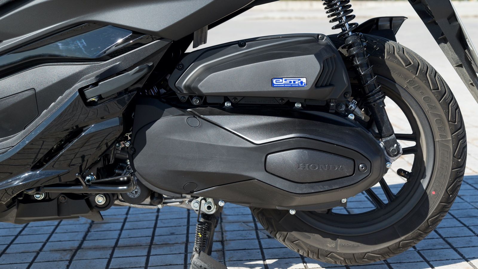 Μονοκύλινδρος κινητήρας 330 κ.εκ. με 29 ίππους και 3,2 kg-m ροπής.