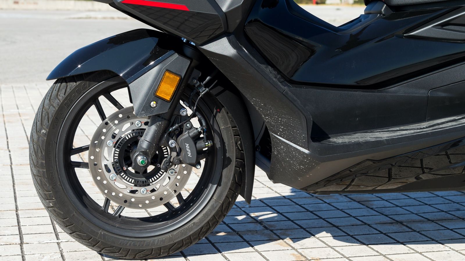 Τηλεσκοπικό πιρούνι με καλάμια διαμέτρου 33 χιλιοστών και δίσκος 256 χιλιοστών.