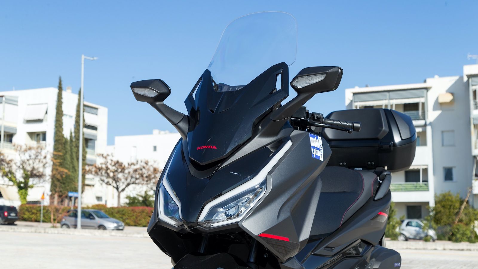 Οι νέοι διπλοί προβολείς ενσωματώνουν περιμετρικά τους φώτα ημέρας DRL τα οποία δίνουν μια πιο μοντέρνα και δυναμική εμφάνιση στο σύνολο.