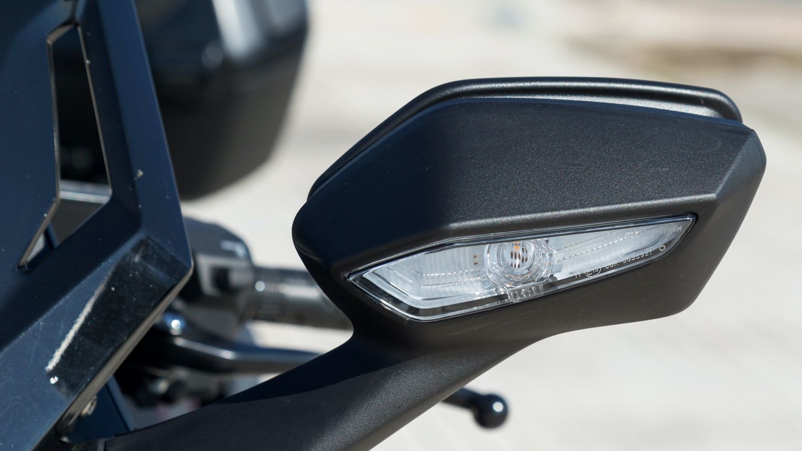 Τα φλας που είναι ενσωματωμένα στους καθρέπτες και μένουν μόνιμα αναμμένα, βελτιώνουν την ορατότητα αλλά και την ασφάλεια ιδιαίτερα σε συνθήκες σκότου