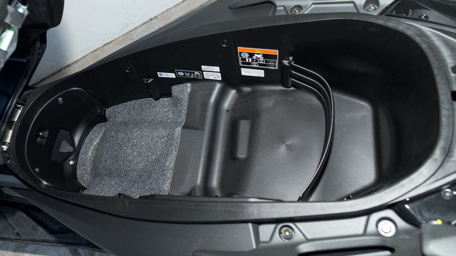 Αποθηκευτικός χώρος 45,5 λίτρων που χωράει δύο full face κράνη.