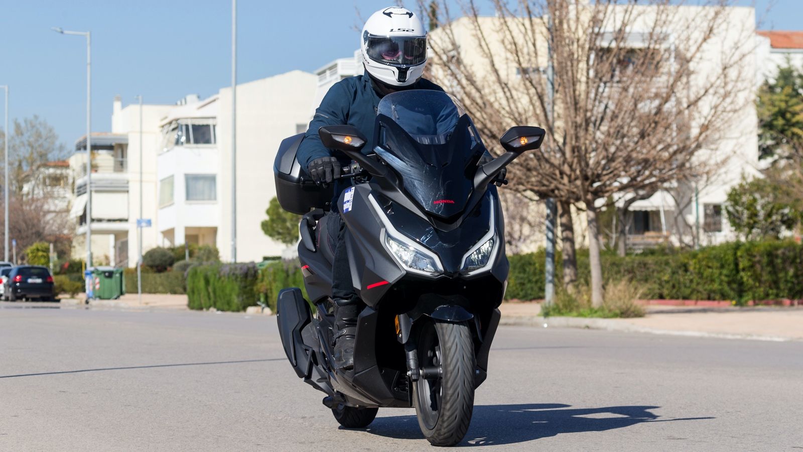 Προσφέρει ένα ολοκληρωμένο πακέτο με premium χαρακτηριστικά, ιδανικό για όσους θέλουν ένα scooter χωρίς συμβιβασμούς σε επιδόσεις, άνεση και πρακτικότ