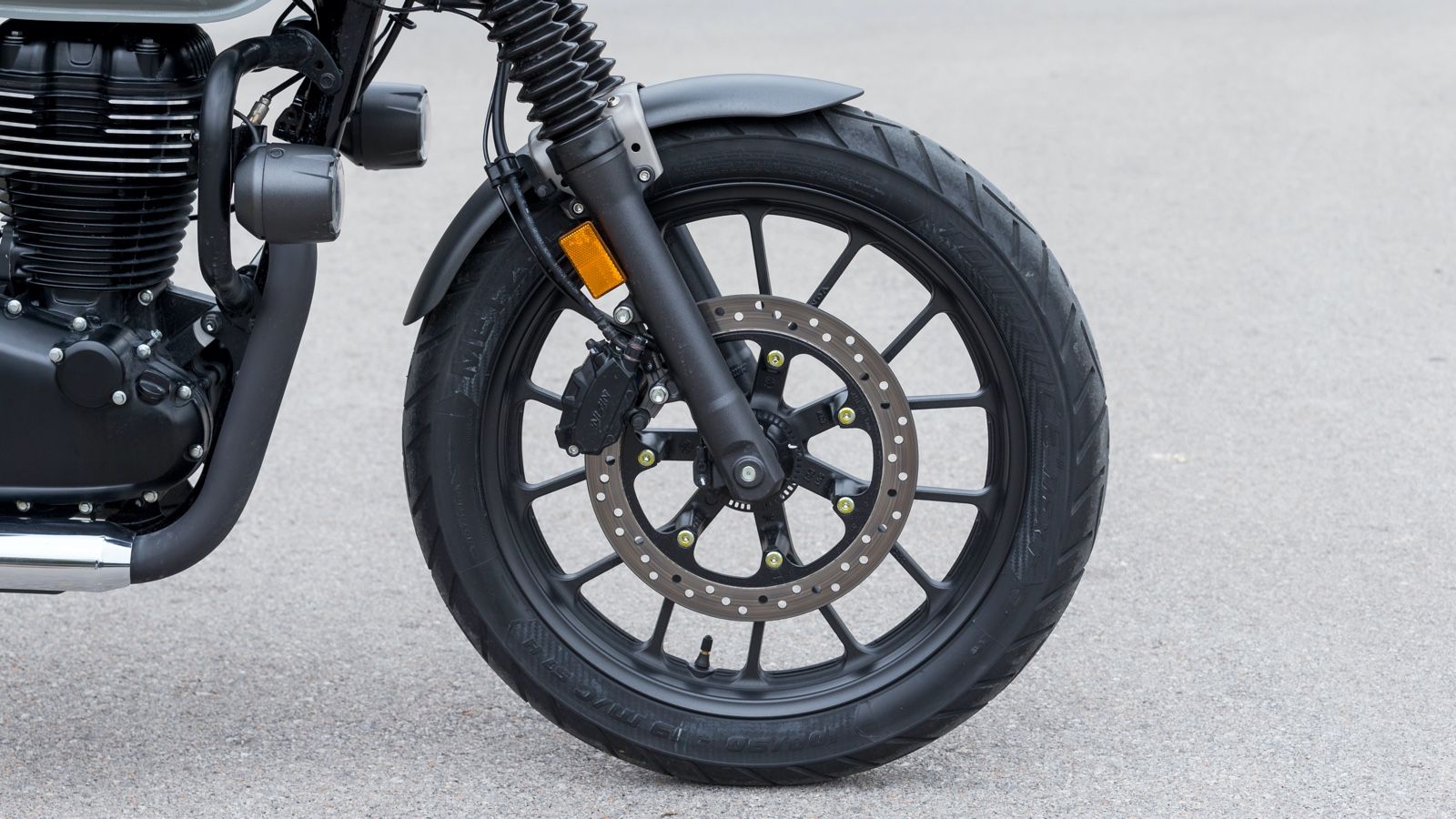 Συμβατικό τηλεσκοπικό πιρούνι με διαδρομή 106 χιλιοστών και μονός δίσκος 310 χιλιοστών.