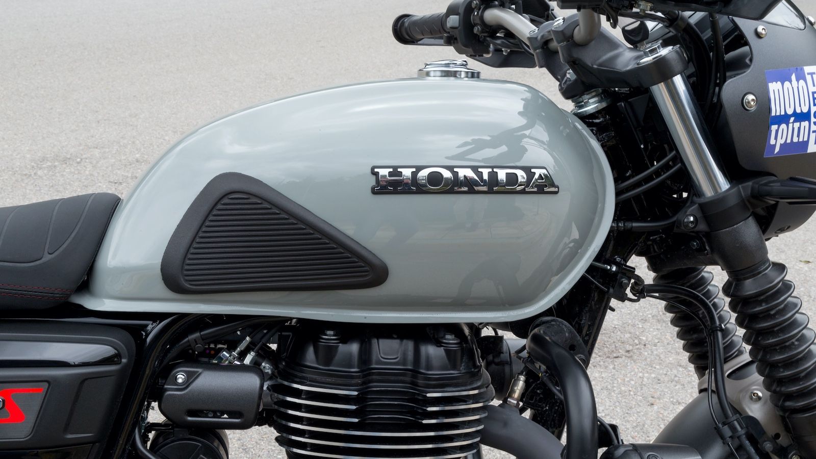 Μεταλλικό ρεζερβουάρ με χρωματισμό που δεν υπάρχει σε καμία άλλη μοτοσυκλέτα.