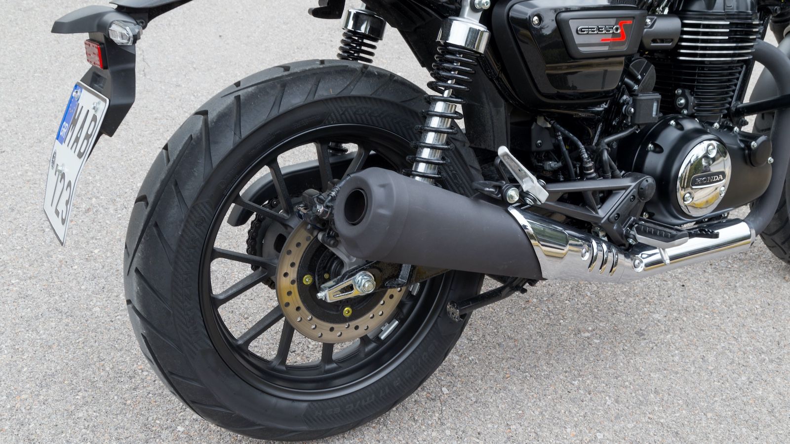 Δύο αμορτισέρ διαδρομής 120 χιλιοστών και δίσκος διαμέτρου 240 χιλιοστών.