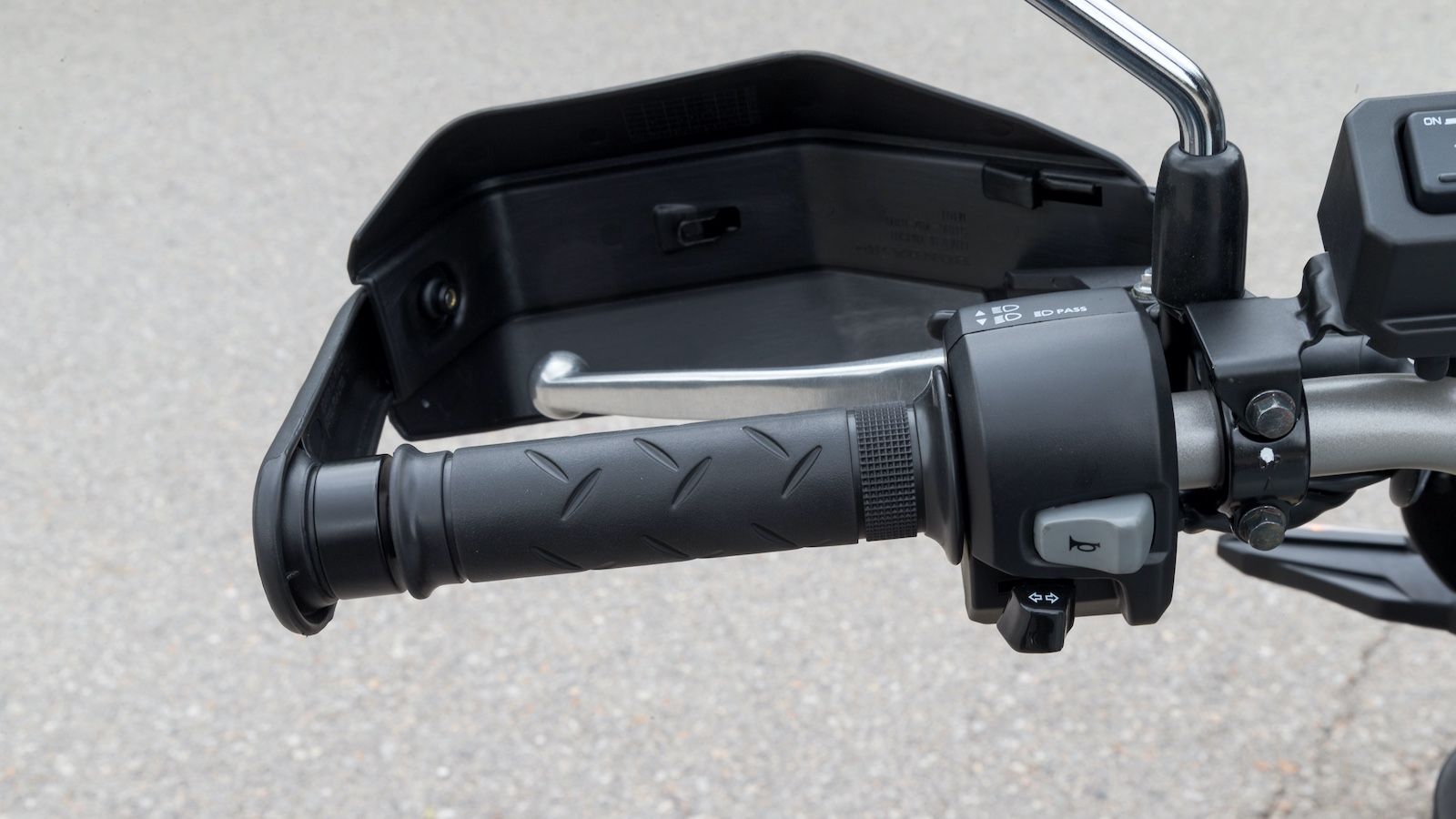 Συνηθισμένοι πια στην αντιστροφή κόρνας και φλας.