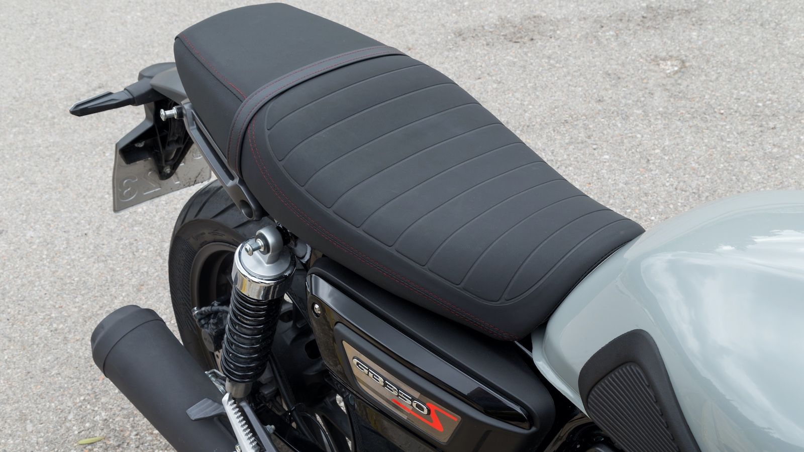 Σχετικά λεπτή αλλά εξαιρετικά άνετη σέλα. Οι χειρολαβές του συνεπιβάτη είναι κρυμμένες.