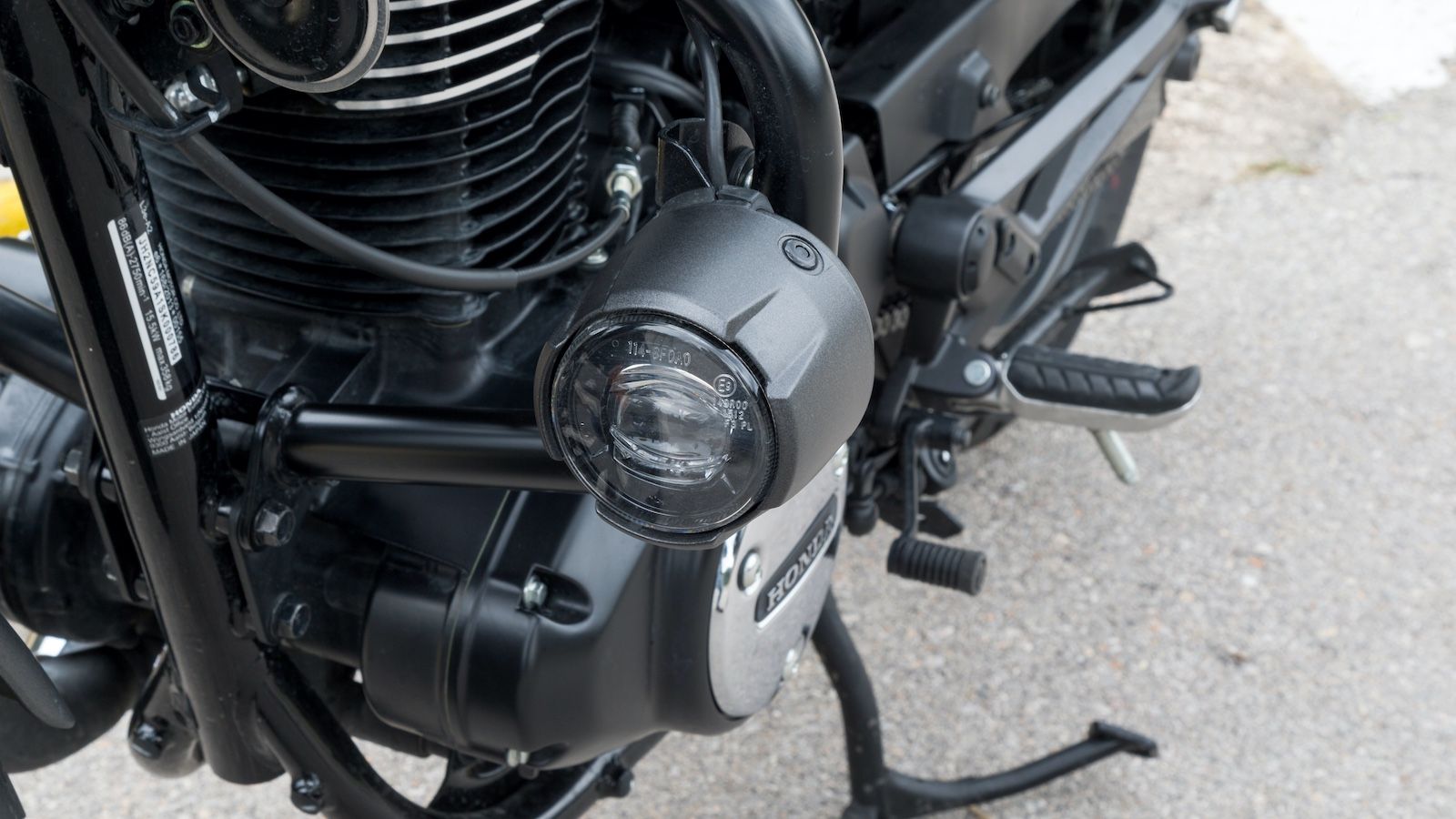 Μαύρος ματ χρωματισμός για τα μηχανικά μέρη.