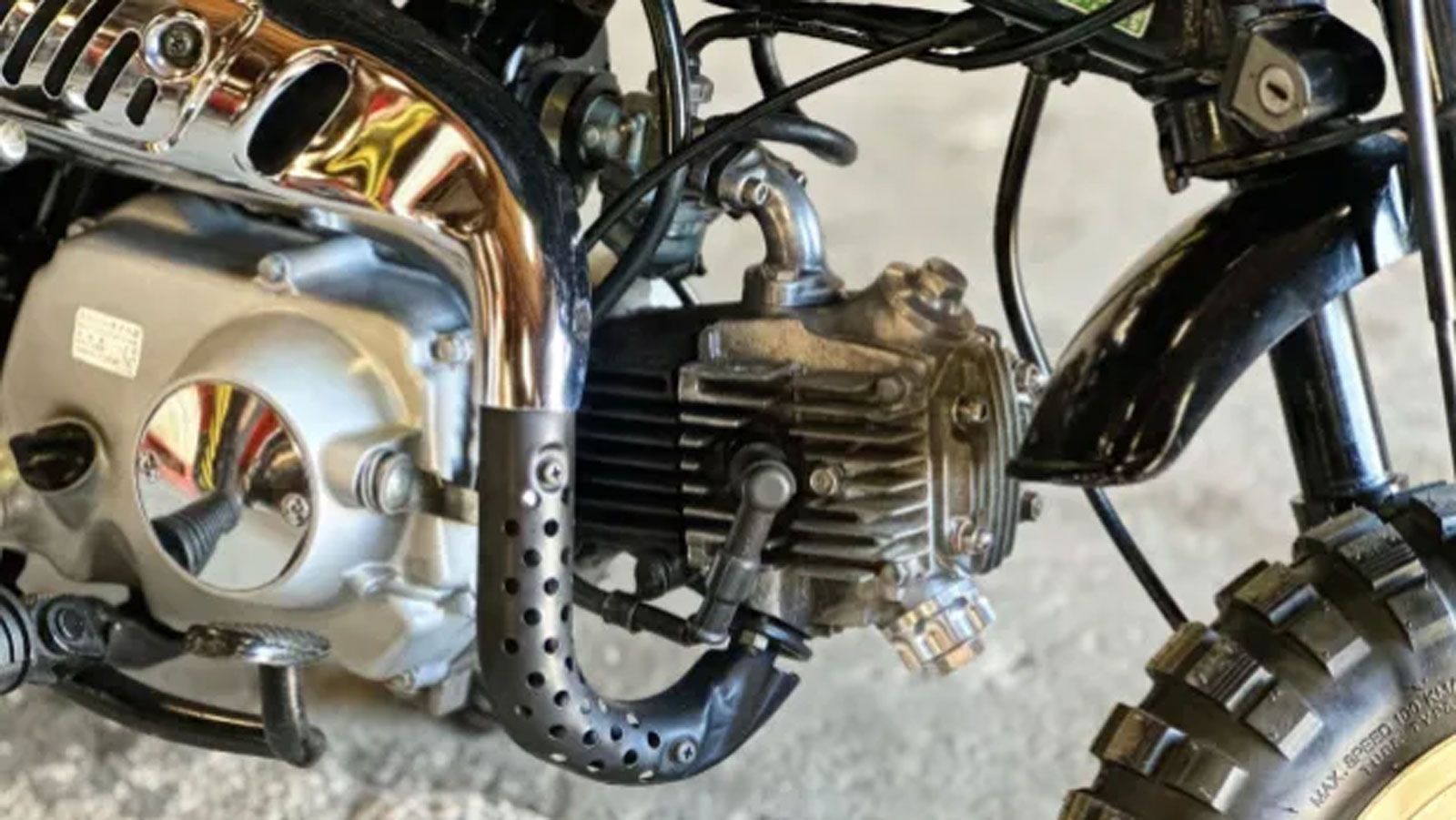 Με κινητήρα τετράχρονο, μονοκύλινδρο 49cc, το Gorilla δεν διεκδικούσε δάφνες επιδόσεων. Αυτό που το έκανε ξεχωριστό ήταν η μεγαλύτερη ρεζερβουάρ 9 λίτ