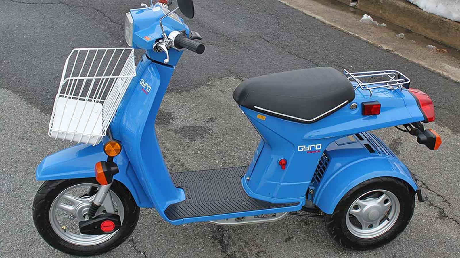 Αν βρεθείς ποτέ στους δρόμους του Τόκιο, ανάμεσα σε ουρανοξύστες, ράμεν και νέον, υπάρχει ένα μηχανάκι που ξεχωρίζει όσο λίγα.