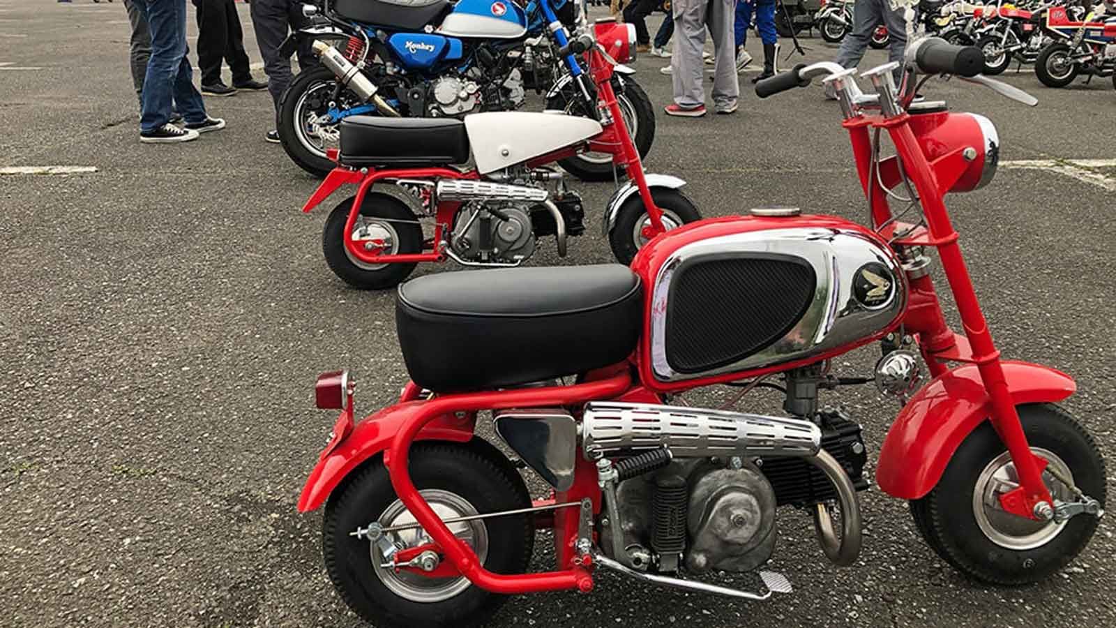 Χέρια έξω, γόνατα ψηλά, πλάτη καμπουριασμένη. Όποιος ανέβαινε έμοιαζε με μαϊμού σε παράσταση. Και κάπως έτσι, γεννήθηκε το Monkey.