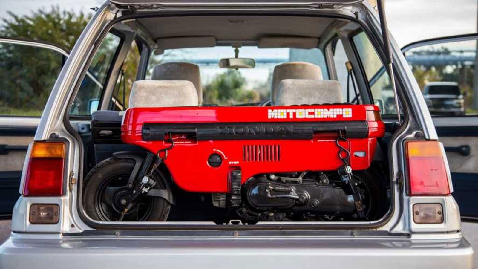  Οι Ιάπωνες την ονόμασαν “trunk bike”, ένα scooter που με μερικές κινήσεις γινόταν κουτί και έμπαινε εύκολα πίσω από τα καθίσματα. Ήταν το