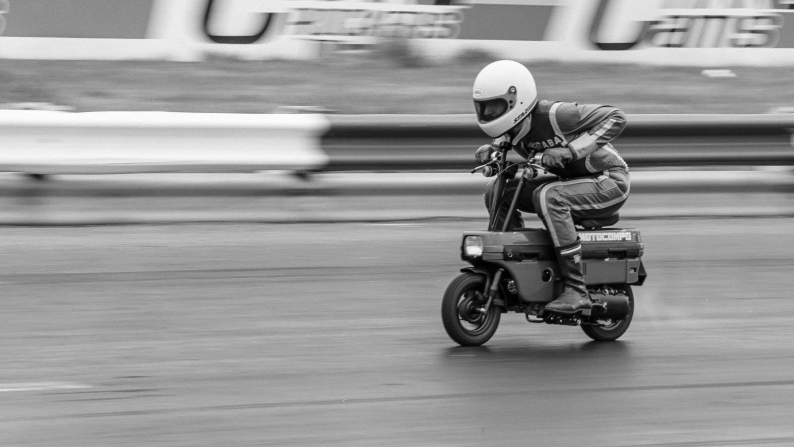 Η παραγωγή μπορεί να σταμάτησε νωρίς, αλλά το Motocompo δεν χάθηκε ποτέ. Το βλέπουμε σήμερα στο Honda Collection Hall στο Motegi, σε εκθέσεις και σε σ