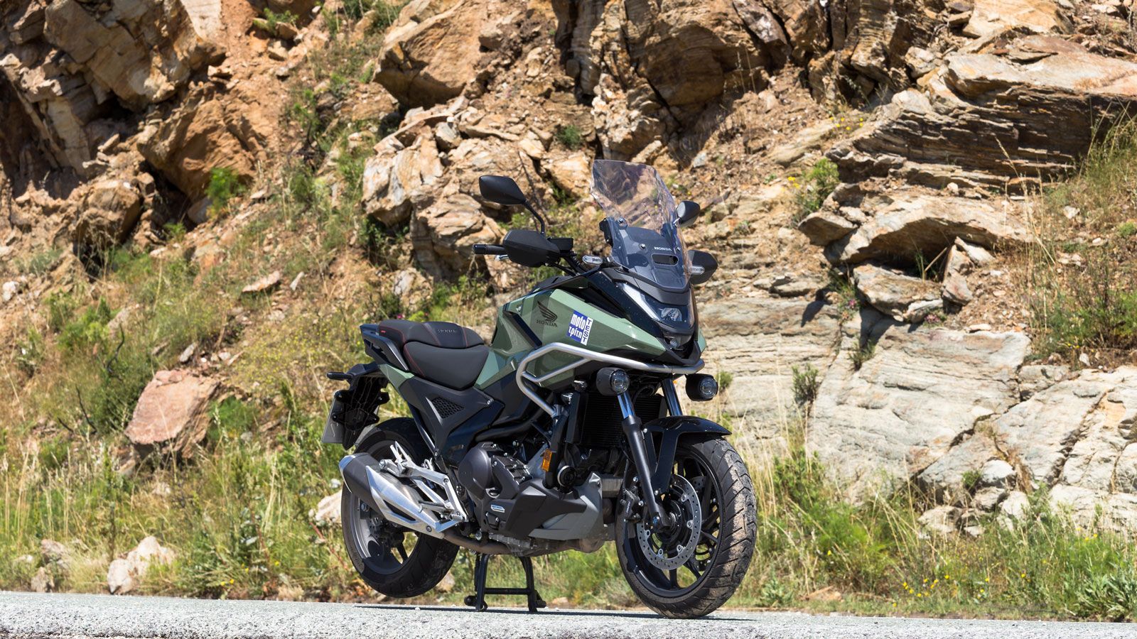 Ανανεωμένη και φρέσκια  η περιπετειώδης αισθητική του νέου NC, χωρίς στην ουσία να έχει αλλάξει δραστικά, καθώς τα ανασχεδιασμένα φέρινγκ σε πλαϊνά κα