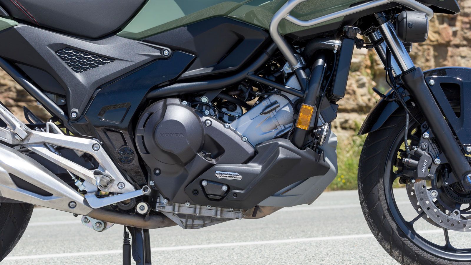 Η αρχιτεκτονική σχεδιασμού του δικύλινδρου σε σειρά κινητήρα των 745κ.εκ. εξασφαλίζει υψηλή ροπή και χαμηλή κατανάλωση, χαρακτηριστικά που είναι εμποτ