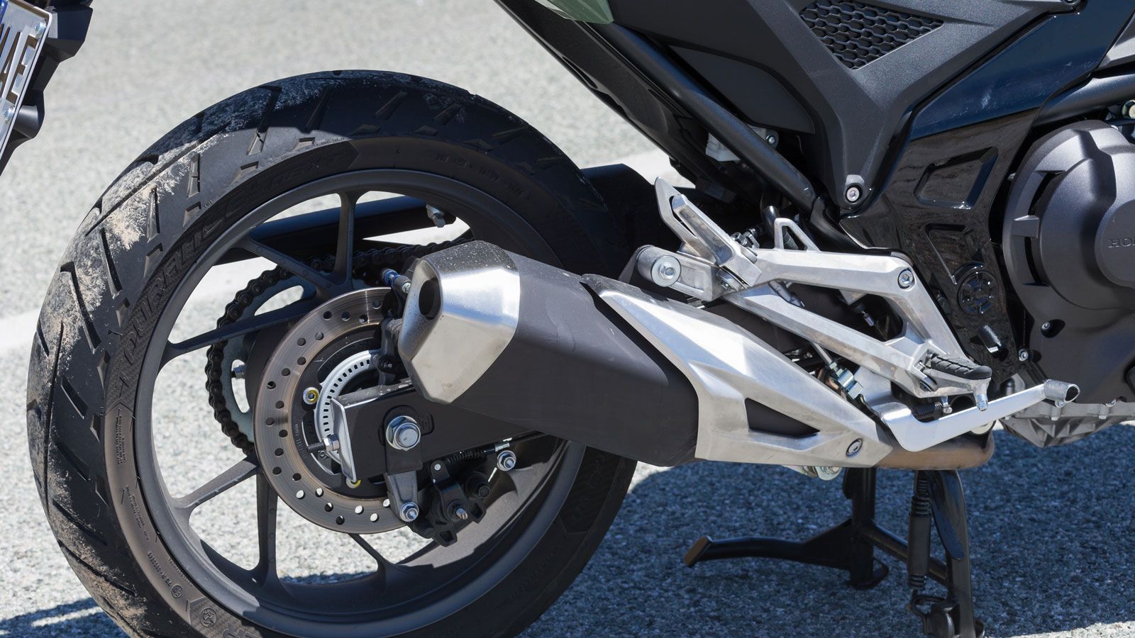 Ο διπλός αντικραδασμικός άξονας εξαλείφει τυχόν κραδασμούς ενώ ο νέος καταλύτης της εξάτμισης φροντίζει για την τήρηση των Euro5+  προδιαγραφών. Η κατ