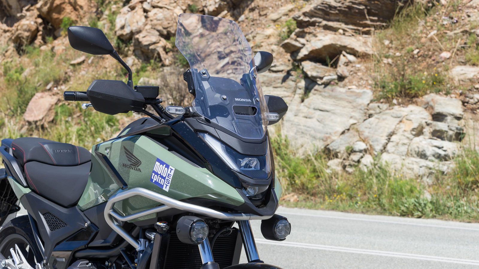 Τεχνολογικά και αισθητικά ανανεωμένο, το νέο NC750X επενδύει σε τεχνολογικές βελτιώσεις σε καίρια σημεία ώστε να παραμείνει απόλυτα πιστό στις βασικές