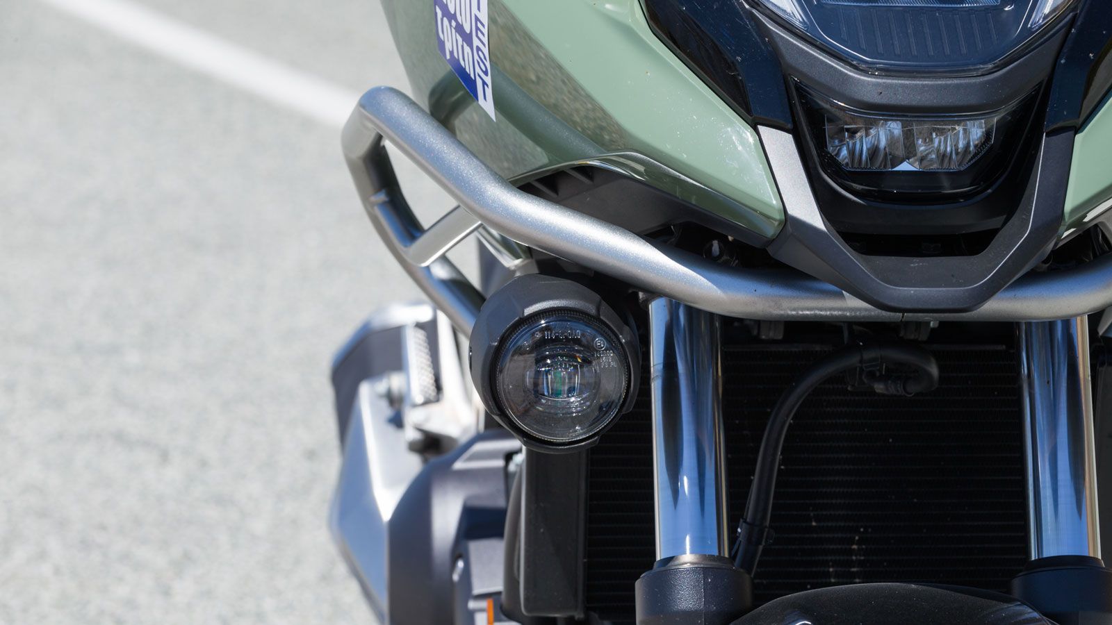 Το τηλεσκοπικό πιρούνι 41χιλ. έχει διαδρομή 120χιλ. και χρησιμοποιεί τεχνολογία διπλών βαλβίδων Showa (Showa Dual Bending Valves) με βελτιστοποιημένες