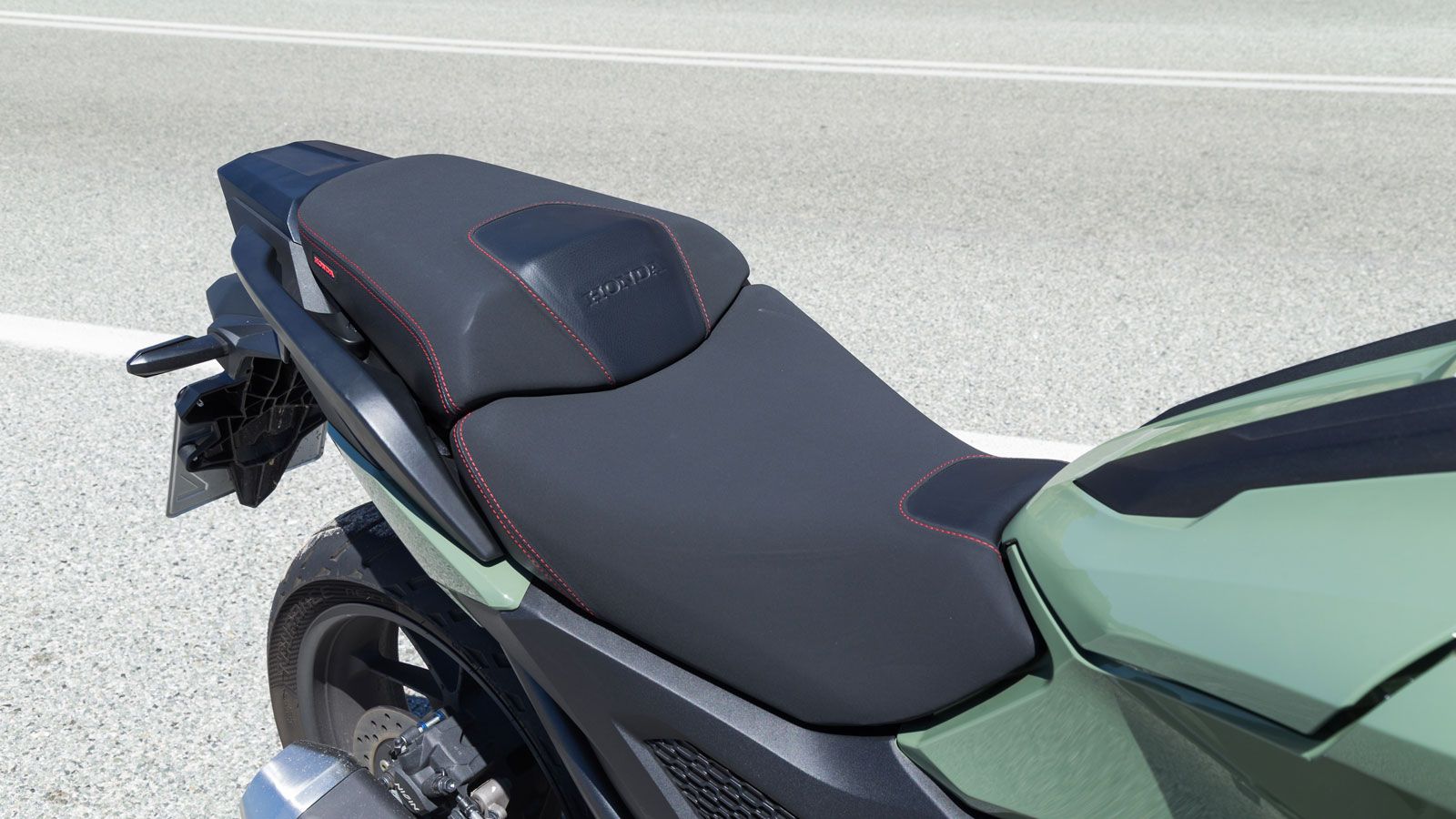 Η σέλα με ύψος 800χιλιοστά, διαθέτει νέο δέρμα με πρόσθετες ραφές και εκτός από την αναβαθμισμένη αίσθηση προσφέρει ευχάριστες διαδρομές χάρη στο πλού