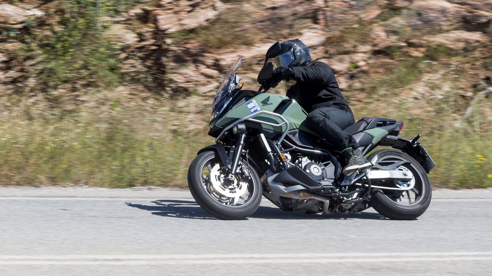 Παράλληλα εντυπωσιάζει σε επίπεδο λειτουργίας  χωρίς τον παραμικρό κραδασμό ακόμα και κοντά στην τελική των 190+ χιλιομέτρων. Πέραν των αστικών του κα