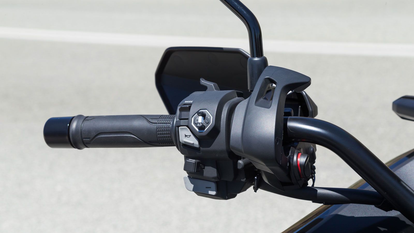 Στην αριστερή χειρολαβή, υπάρχει επίσης και πρακτικό χειρόφρενο για μεγαλύτερη ασφάλεια κατά την στάθμευση.