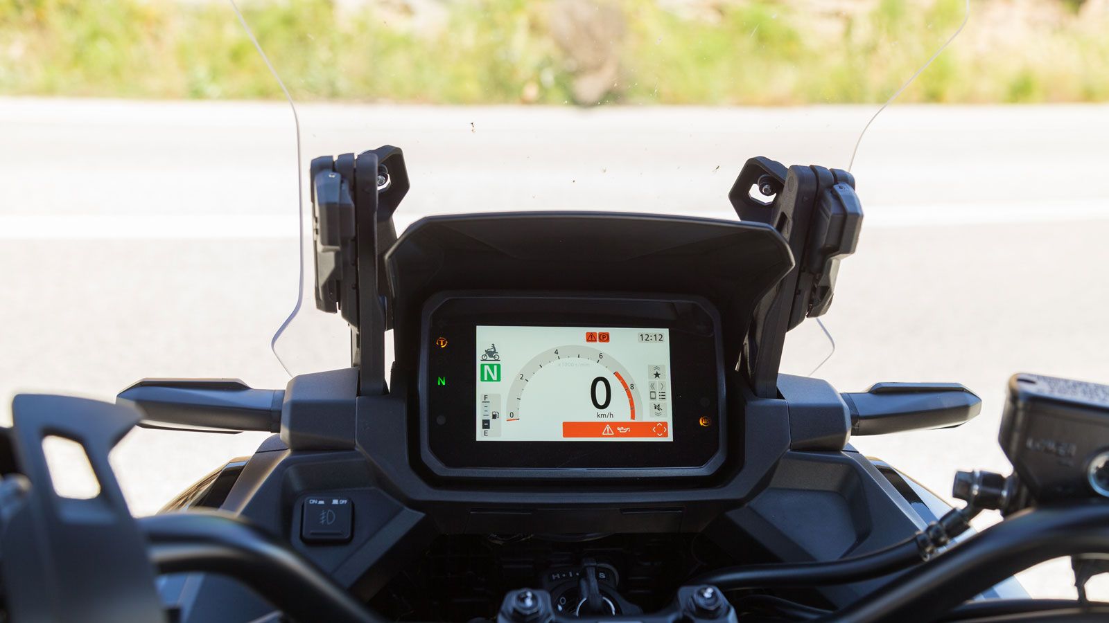 Μια νέα έγχρωμη TFT οθόνη 5 ιντσών με προσαρμόσιμο μοτίβο απεικόνισης και βελτιωμένη ευκρίνεια φροντίζει για την πληροφόρηση του αναβάτη.