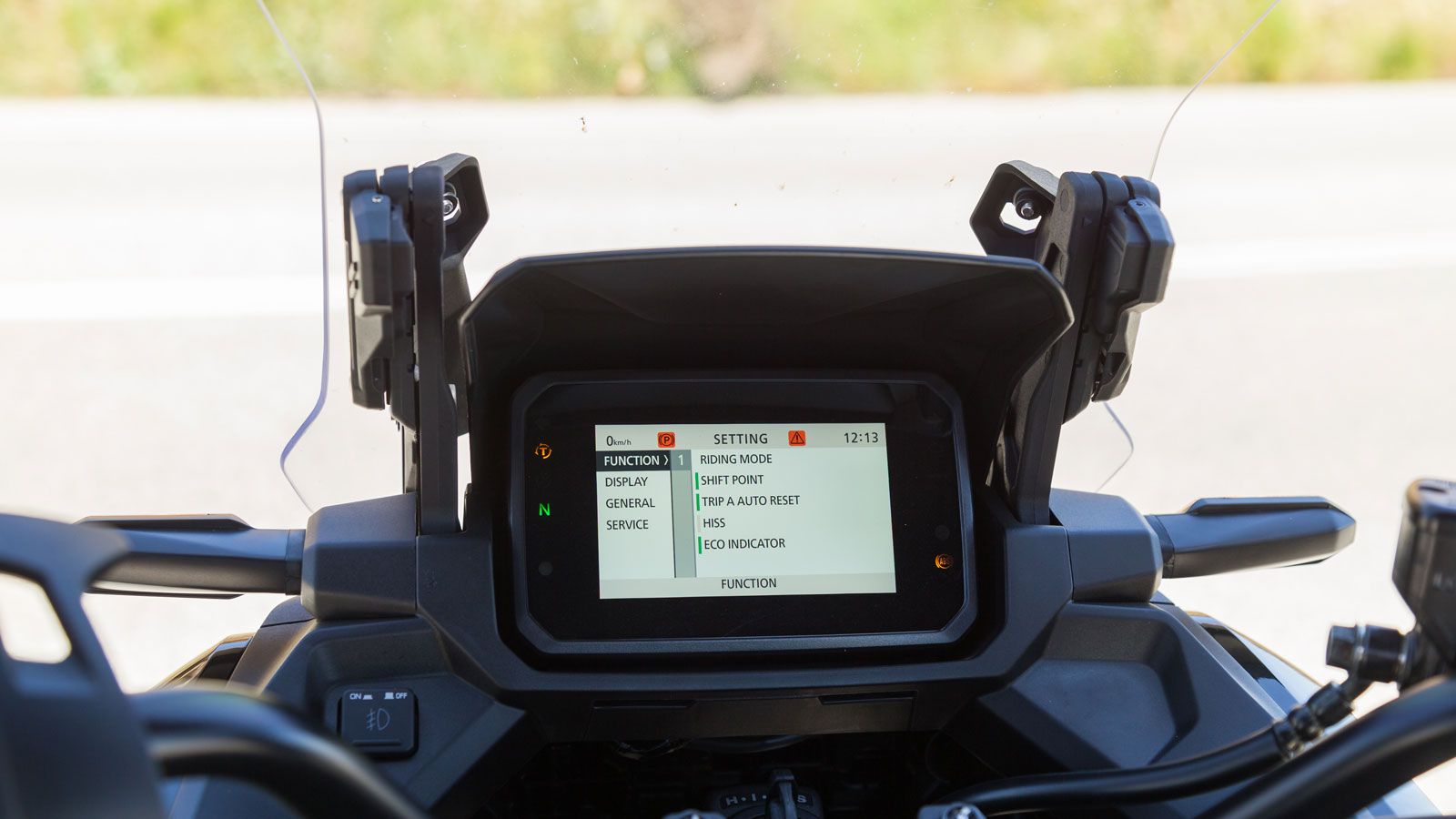 Διαθέτει συνδεσιμότητα Honda RoadSync και σε συνδυασμό με τον εύχρηστο διακόπτη 4 κατευθύνσεων στο αριστερό μέρος του τιμονιού, επιτρέπει turn-by-turn